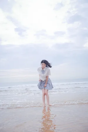 周叽是可爱兔兔《海边jk》主题写真：35张全套美图