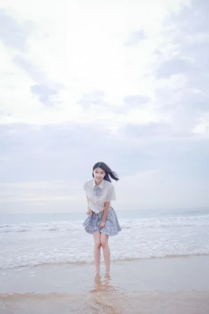 周叽是可爱兔兔《海边jk》主题写真：35张全套美图