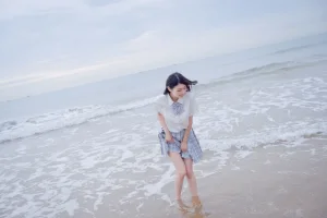 周叽是可爱兔兔《海边jk》主题写真：35张全套美图