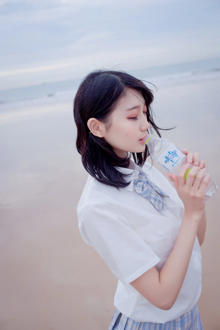 周叽是可爱兔兔《海边jk》主题写真：35张全套美图