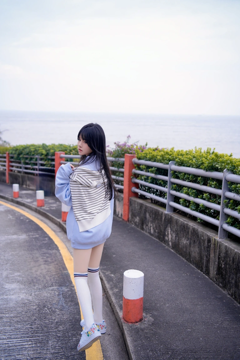 桜桃喵《蓝》主题写真：20张全套美图