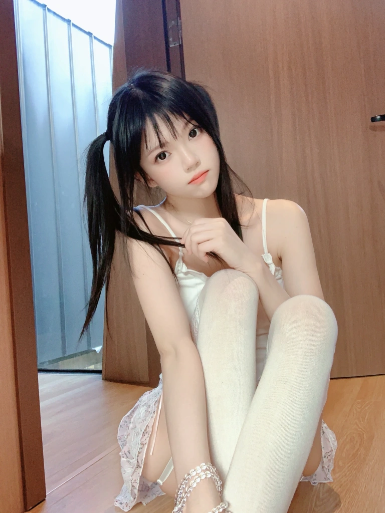 桜桃喵《碎花 自拍》主题写真：16张全套美图