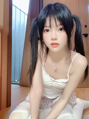 桜桃喵《碎花 自拍》主题写真：16张全套美图