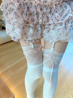 桜桃喵《碎花 自拍》主题写真：16张全套美图
