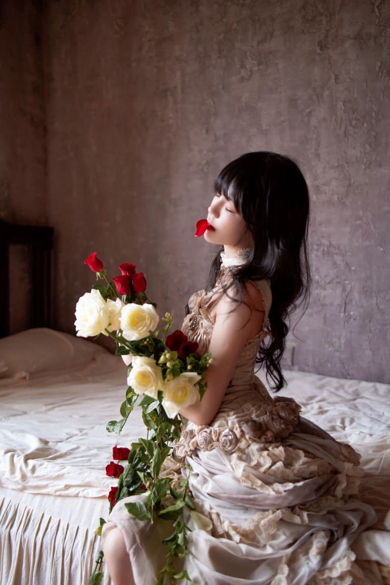桜桃喵《玻璃玫瑰》主题写真：11张全套美图