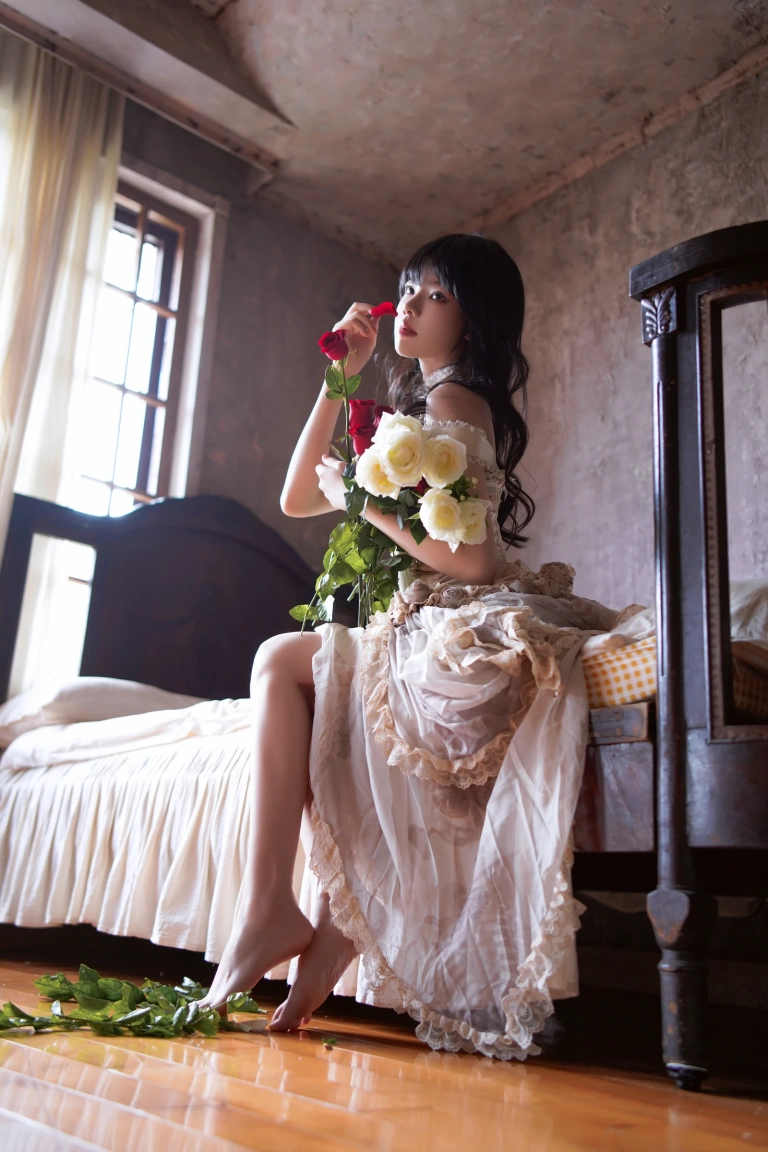 桜桃喵《玻璃玫瑰》主题写真：11张全套美图