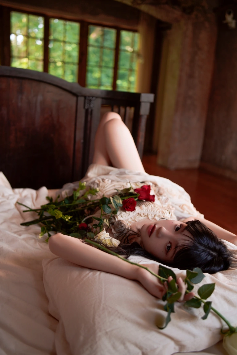 桜桃喵《玻璃玫瑰》主题写真：11张全套美图