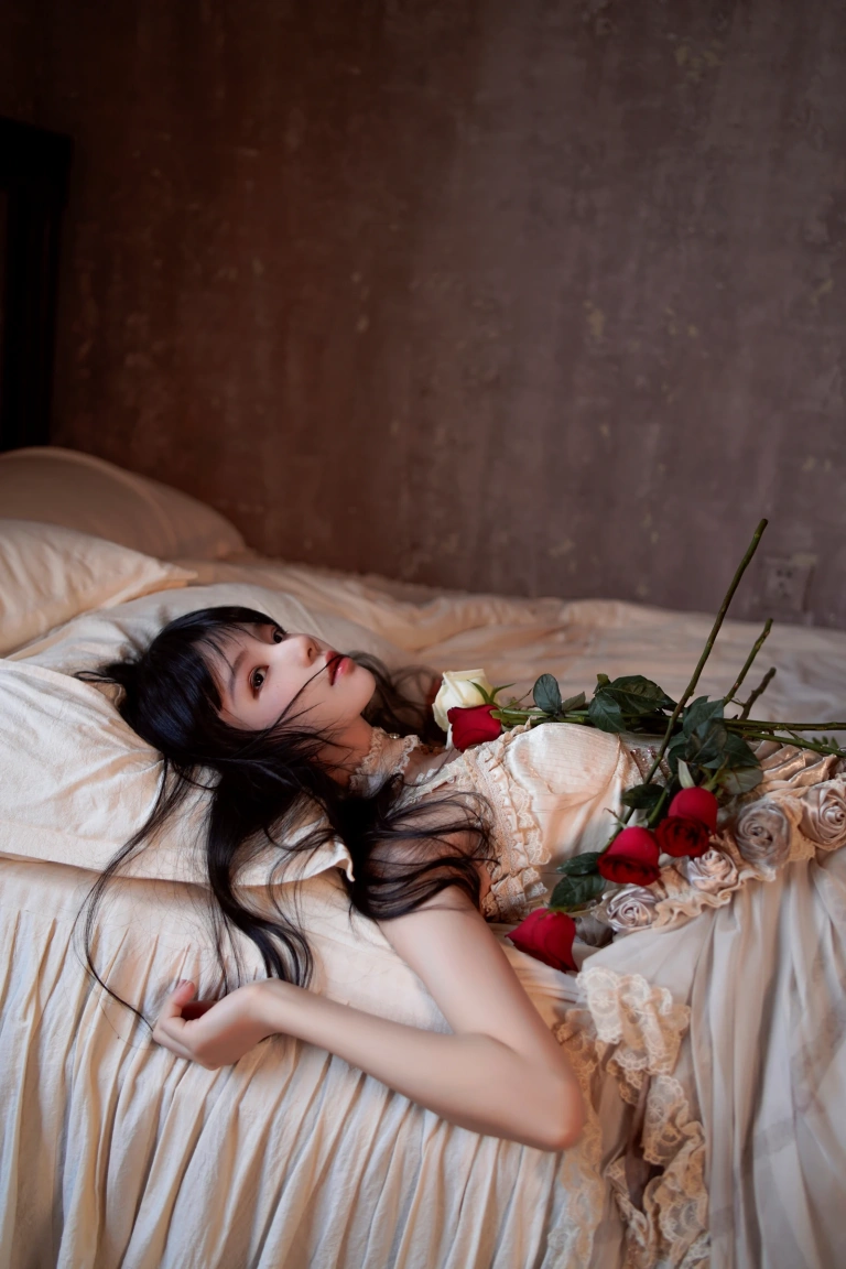 桜桃喵《玻璃玫瑰》主题写真：11张全套美图