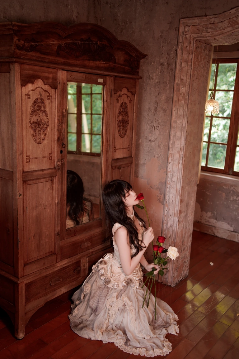 桜桃喵《玻璃玫瑰》主题写真：11张全套美图