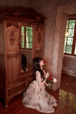 桜桃喵《玻璃玫瑰》主题写真：11张全套美图
