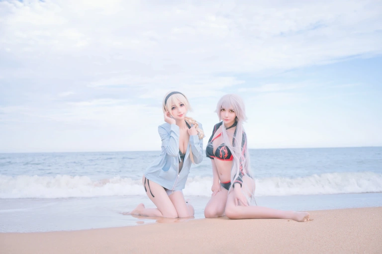 周叽是可爱兔兔《黑白贞双人泳衣》主题写真：21张全套美图