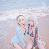 周叽是可爱兔兔《黑白贞双人泳衣》主题写真：21张全套美图