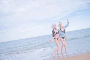 周叽是可爱兔兔《黑白贞双人泳衣》主题写真：21张全套美图