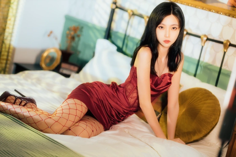 许岚《网袜红裙》主题写真：40张全套美图