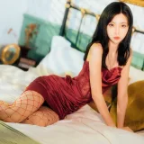 许岚《网袜红裙》主题写真：40张全套美图