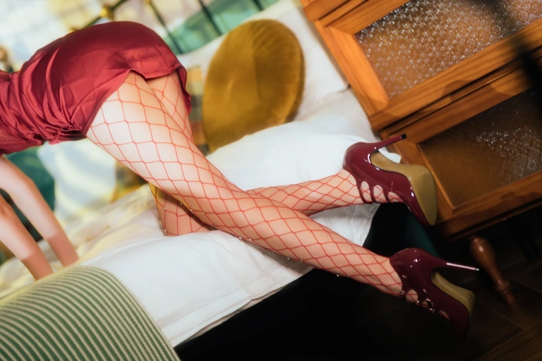 许岚《网袜红裙》主题写真：40张全套美图