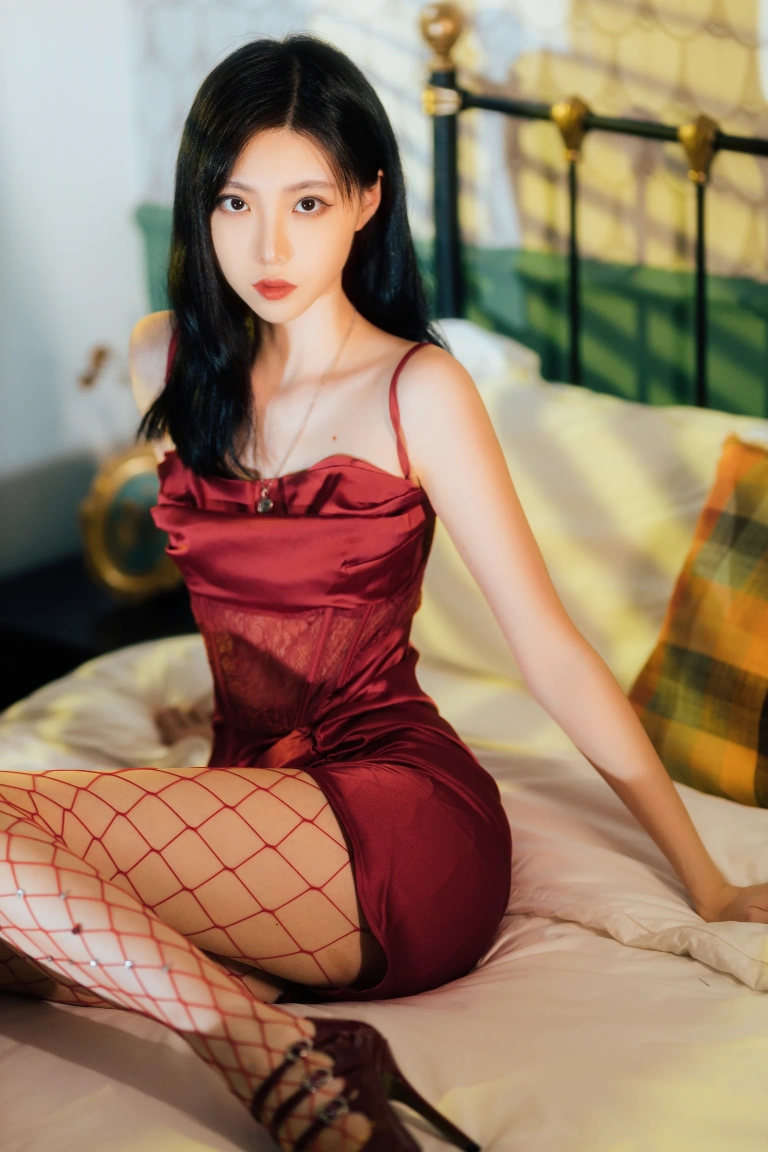 许岚《网袜红裙》主题写真：40张全套美图