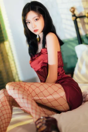 许岚《网袜红裙》主题写真：40张全套美图