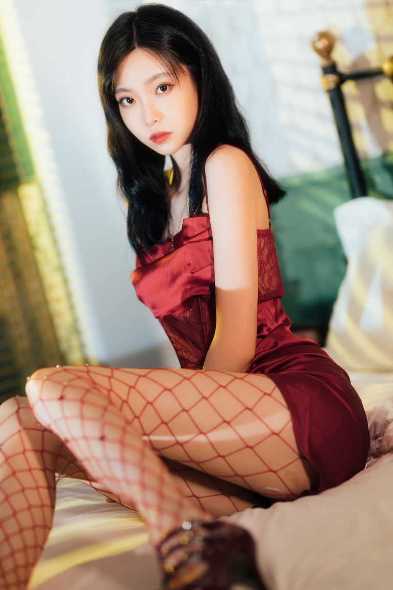 许岚《网袜红裙》主题写真：40张全套美图