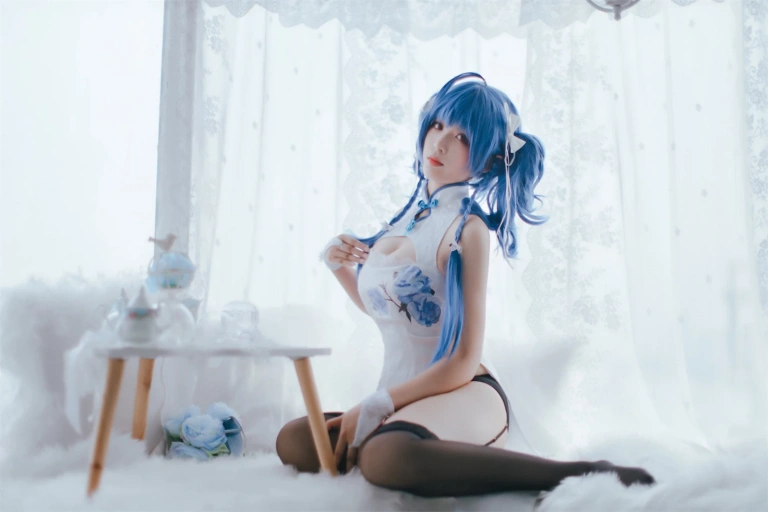 轩萧学姐《NO.21 – 圣路易斯旗袍》主题写真：42张全套美图