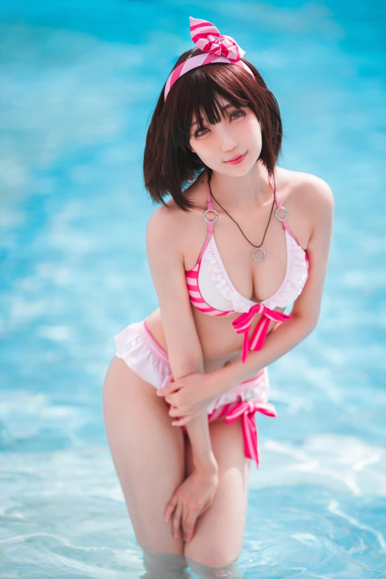 周叽是可爱兔兔《圣人惠水着》主题写真：19张全套美图