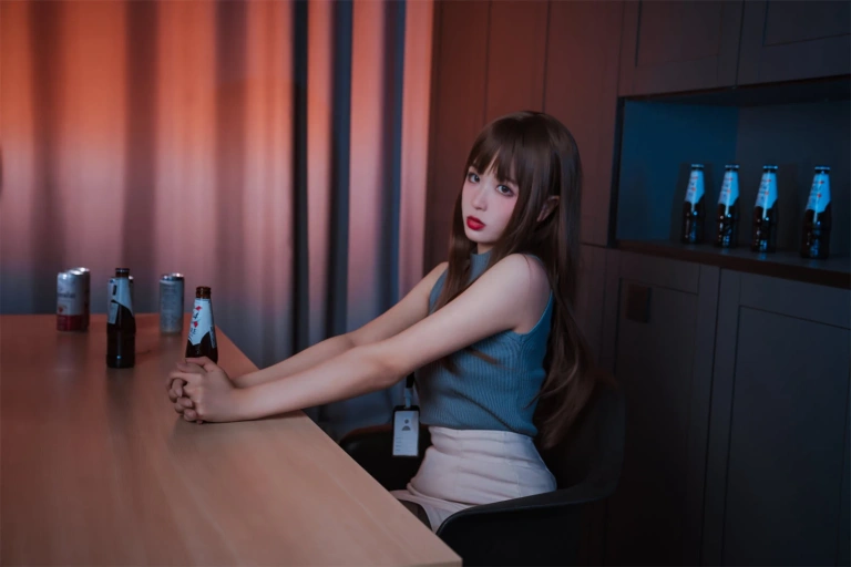 轩萧学姐《NO.22 – 微醺喝醉了OL》主题写真：57张全套美图
