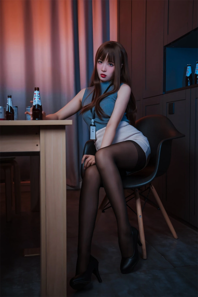 轩萧学姐《NO.22 – 微醺喝醉了OL》主题写真：57张全套美图