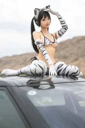 蠢沫沫《车内白虎》主题写真：14张全套美图