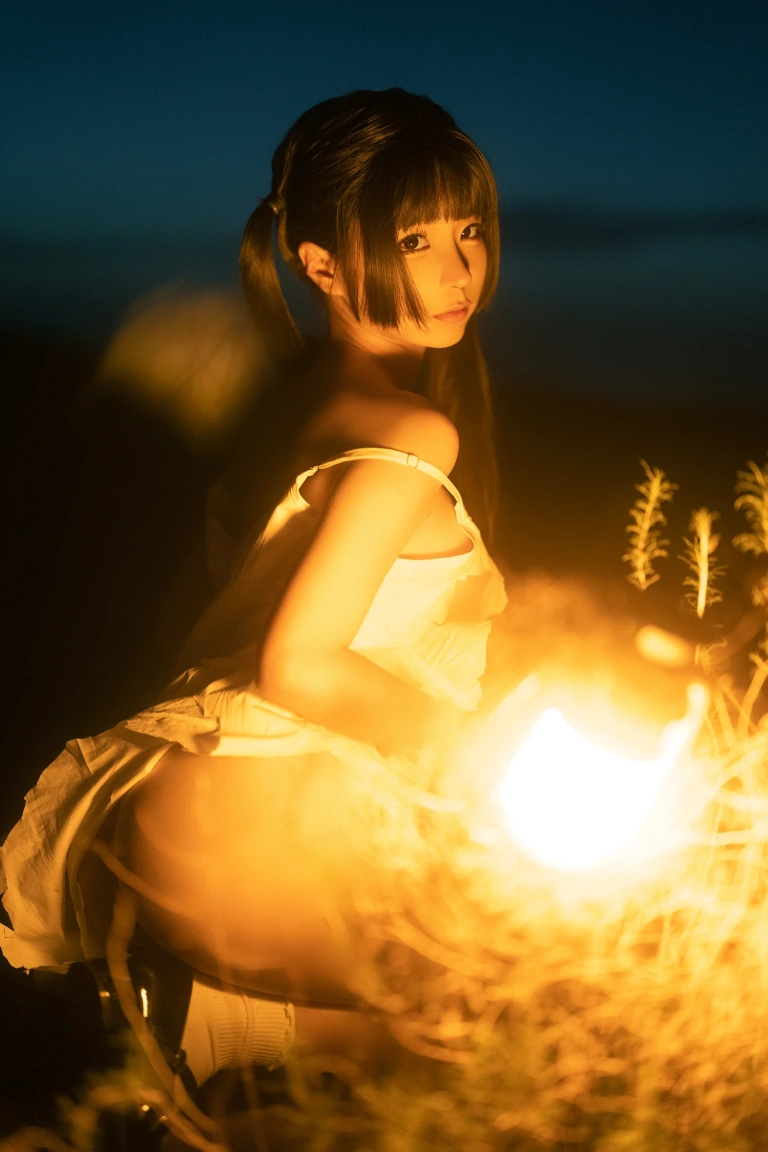 蠢沫沫《海岸昏灯》主题写真：22张全套美图