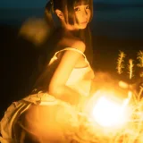 蠢沫沫《海岸昏灯》主题写真：22张全套美图