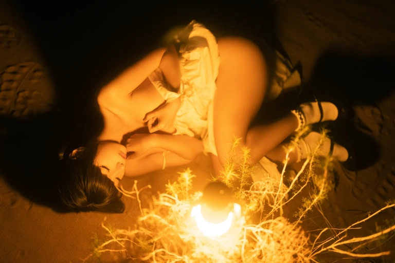 蠢沫沫《海岸昏灯》主题写真：22张全套美图