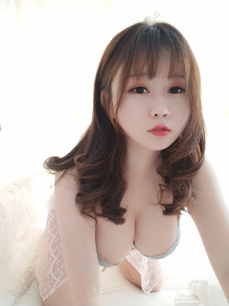 依酱《蕾丝内衣2.0》主题写真：25张全套美图