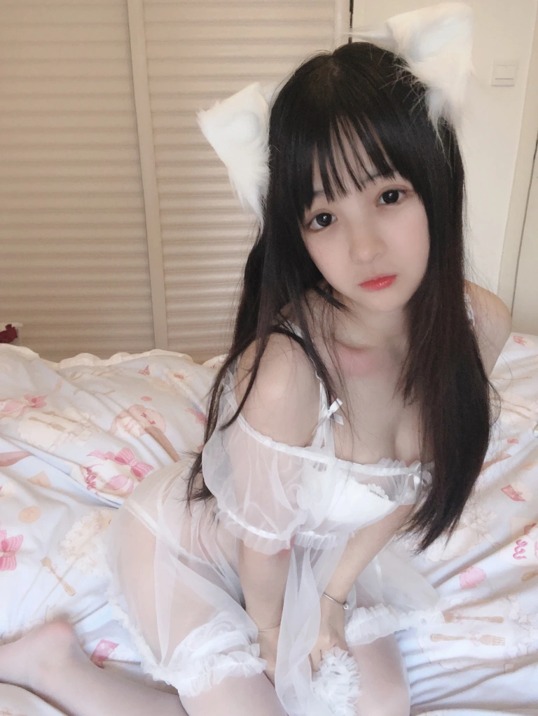 桜井宁宁《小白猫 蕾丝内衣》主题写真：31张全套美图
