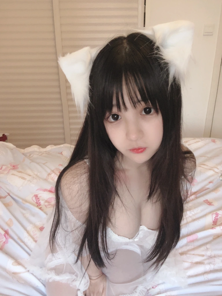 桜井宁宁《小白猫 蕾丝内衣》主题写真：31张全套美图