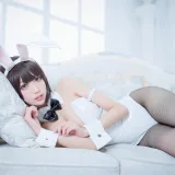 周叽是可爱兔兔《加藤惠兔女郎》主题写真：32张全套美图