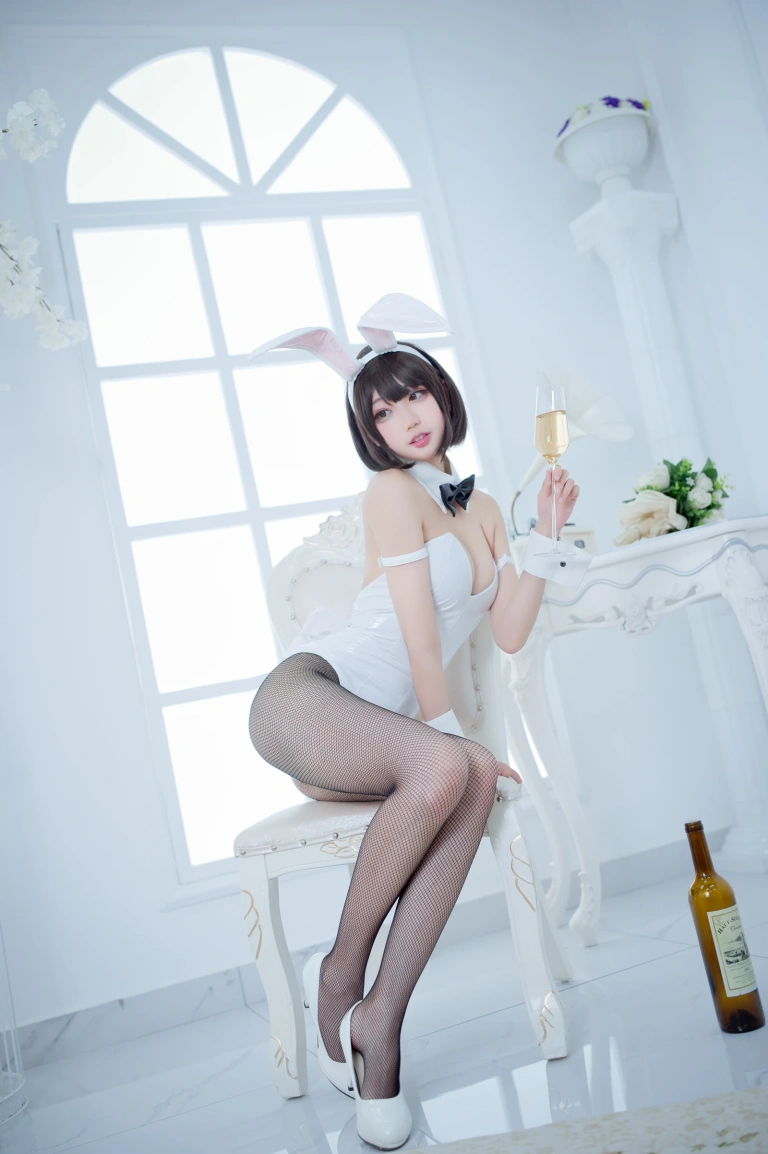周叽是可爱兔兔《加藤惠兔女郎》主题写真：32张全套美图