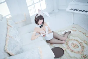 周叽是可爱兔兔《加藤惠兔女郎》主题写真：32张全套美图