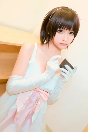 蠢沫沫《惠礼服》主题写真：40张全套美图