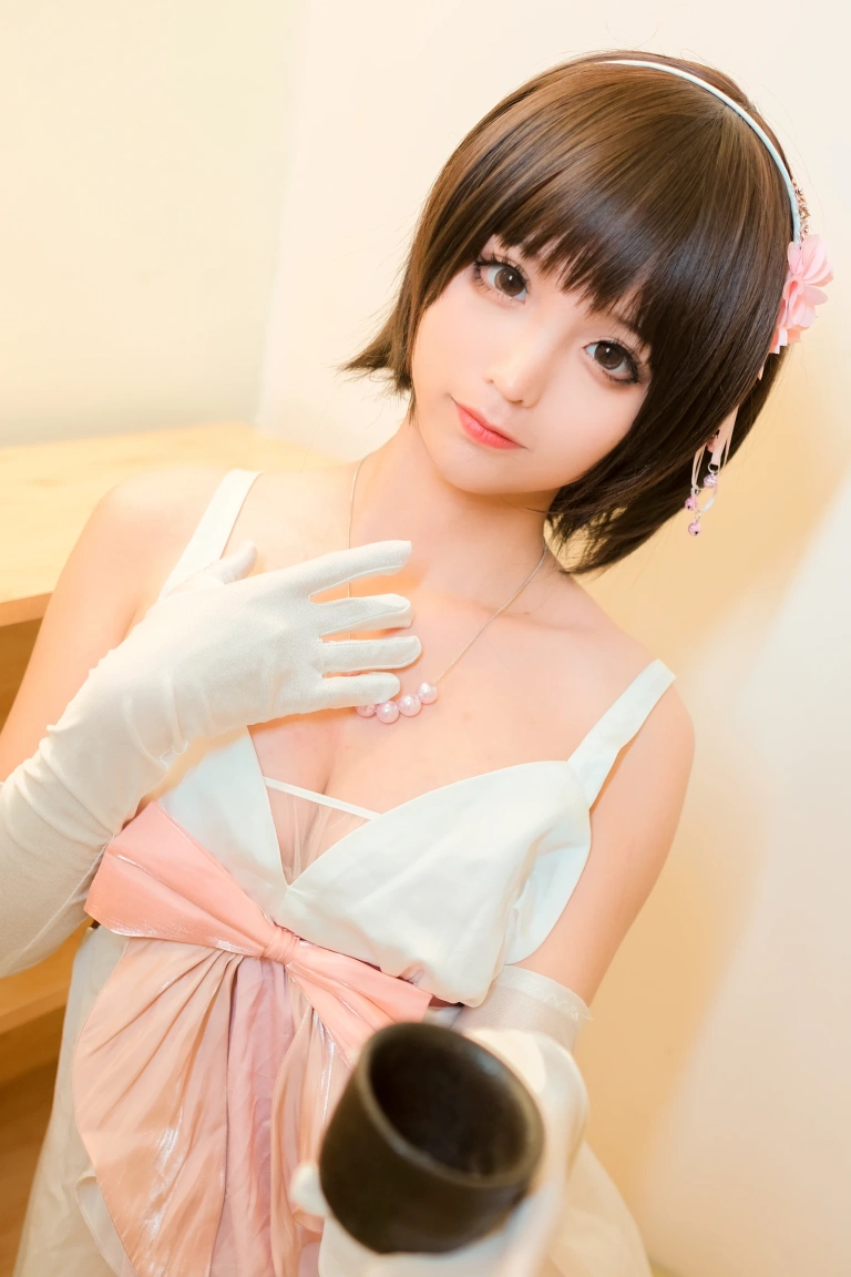 蠢沫沫《惠礼服》主题写真：40张全套美图