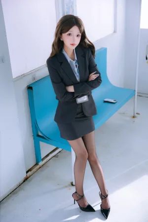 日奈娇(椎名莜)《电车上班族》主题写真：242张全套美图，含4个视频