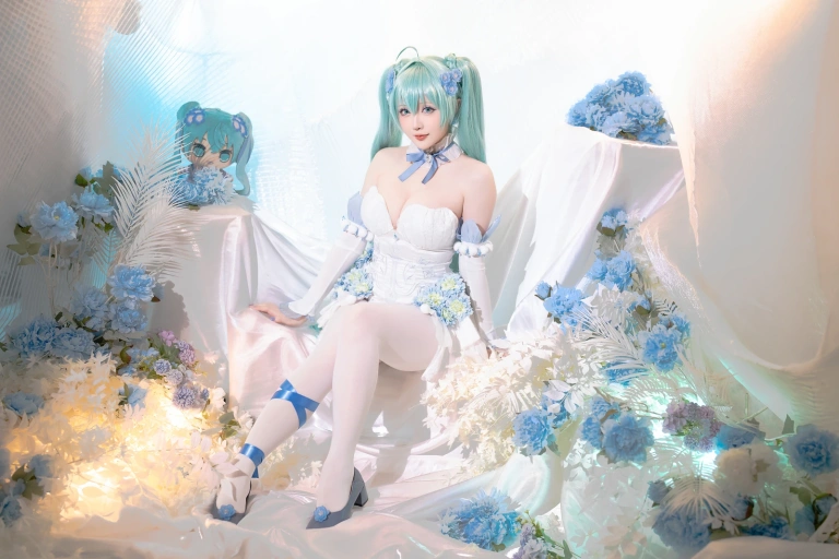 星之迟迟《2024年02月计划A 初音未来 粉蝶花精灵》主题写真：54张全套美图，含1个视频