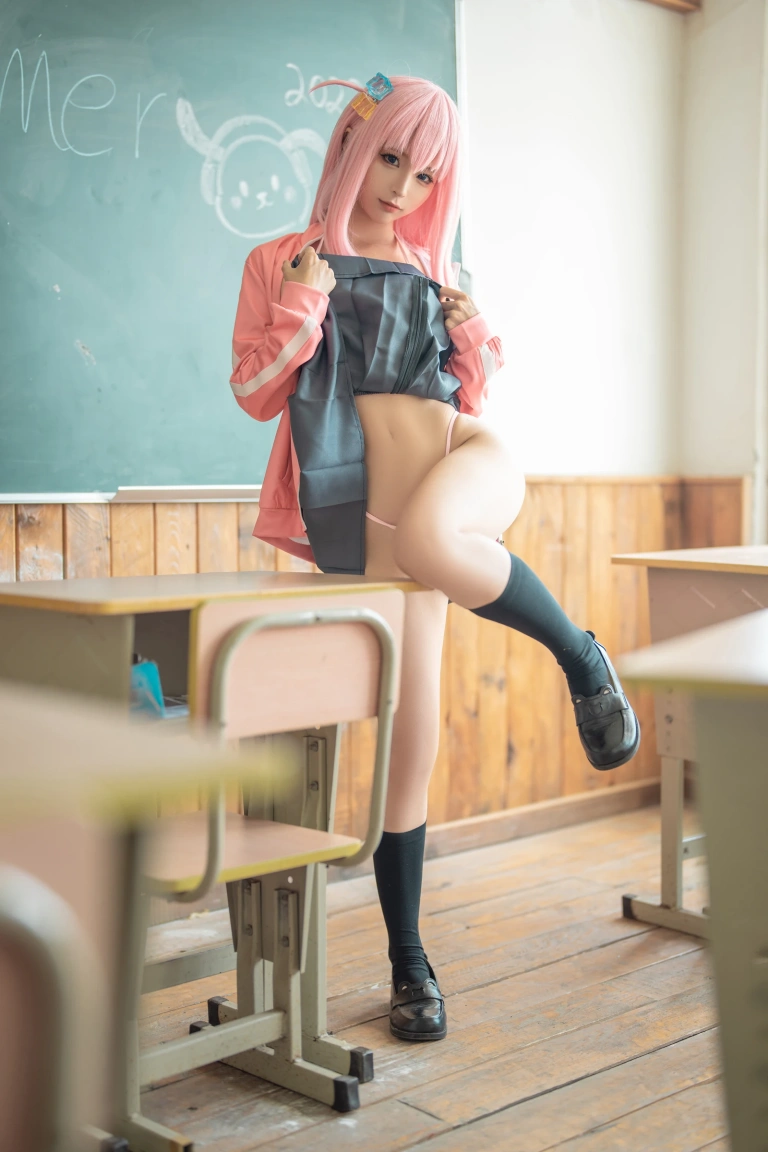 蠢沫沫《9月》主题写真：26张全套美图