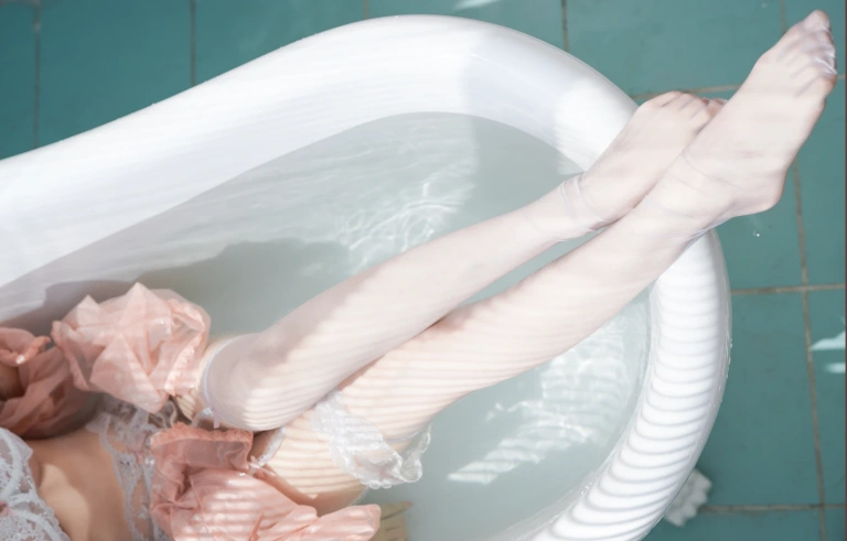 果咩酱《浴缸》主题写真：25张全套美图