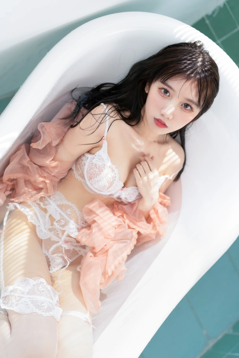果咩酱《浴缸》主题写真：25张全套美图