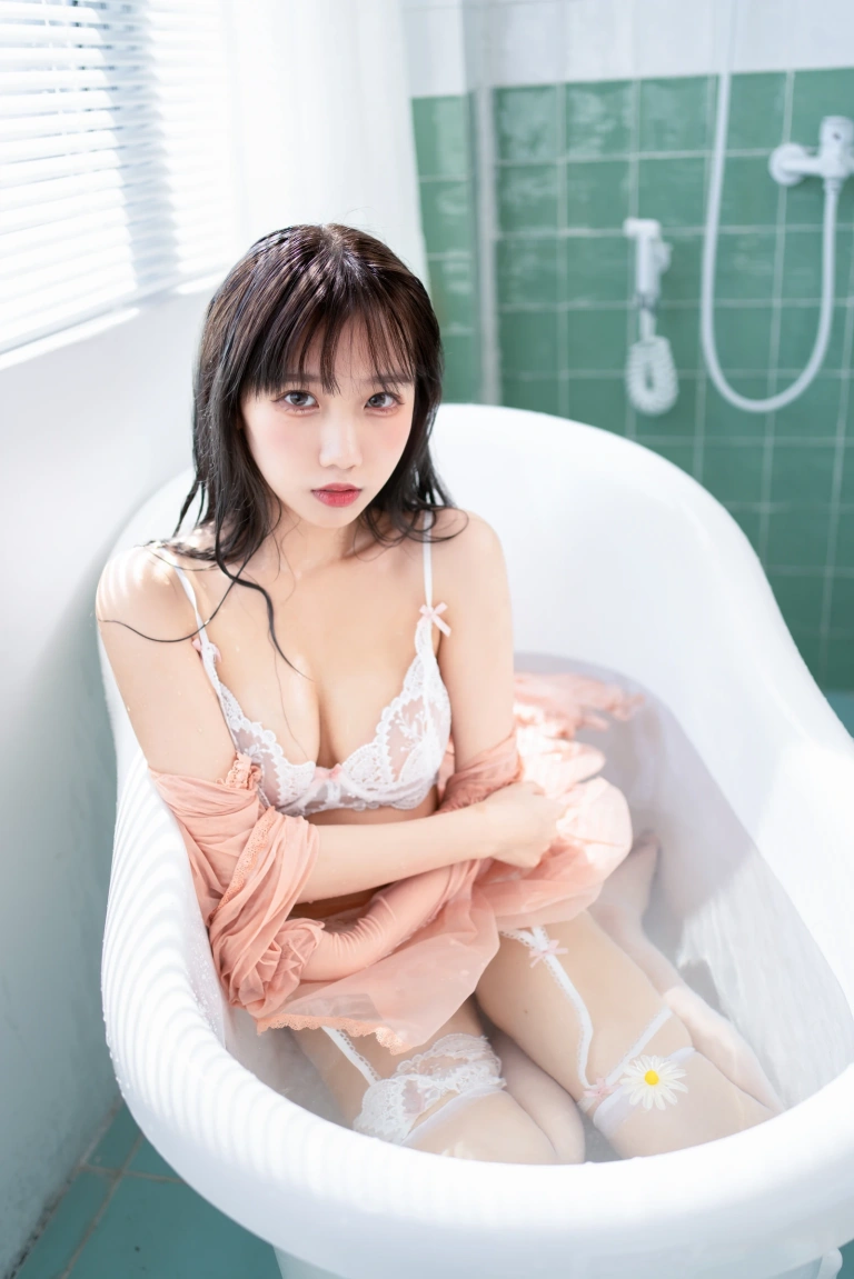 果咩酱《浴缸》主题写真：25张全套美图