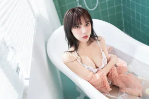 果咩酱《浴缸》主题写真：25张全套美图