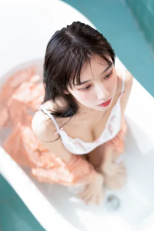 果咩酱《浴缸》主题写真：25张全套美图