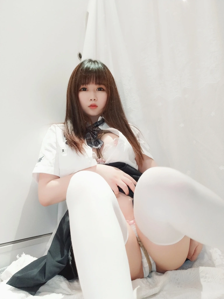 依酱《裙底的秘密》主题写真：63张全套美图