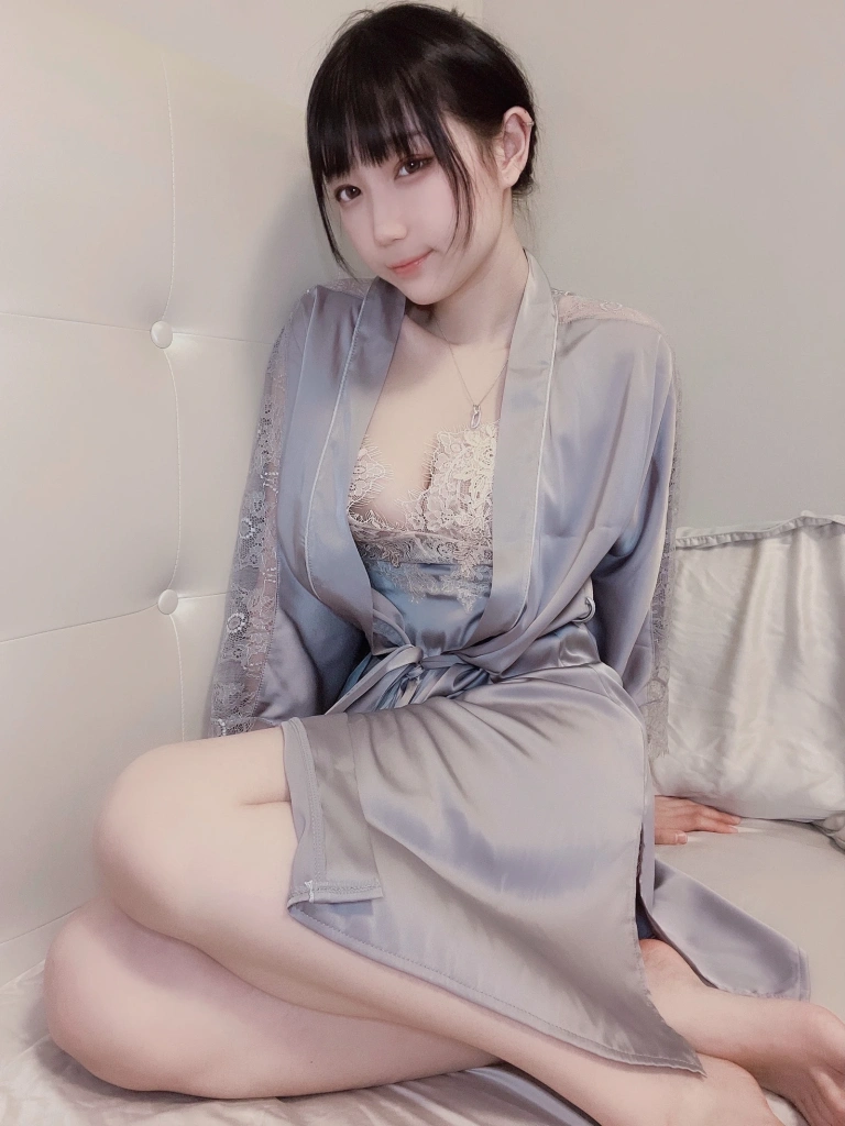 周叽是可爱兔兔《今夕何夕睡袍》主题写真：9张全套美图