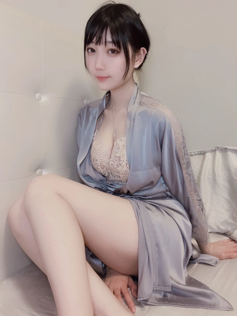 周叽是可爱兔兔《今夕何夕睡袍》主题写真：9张全套美图